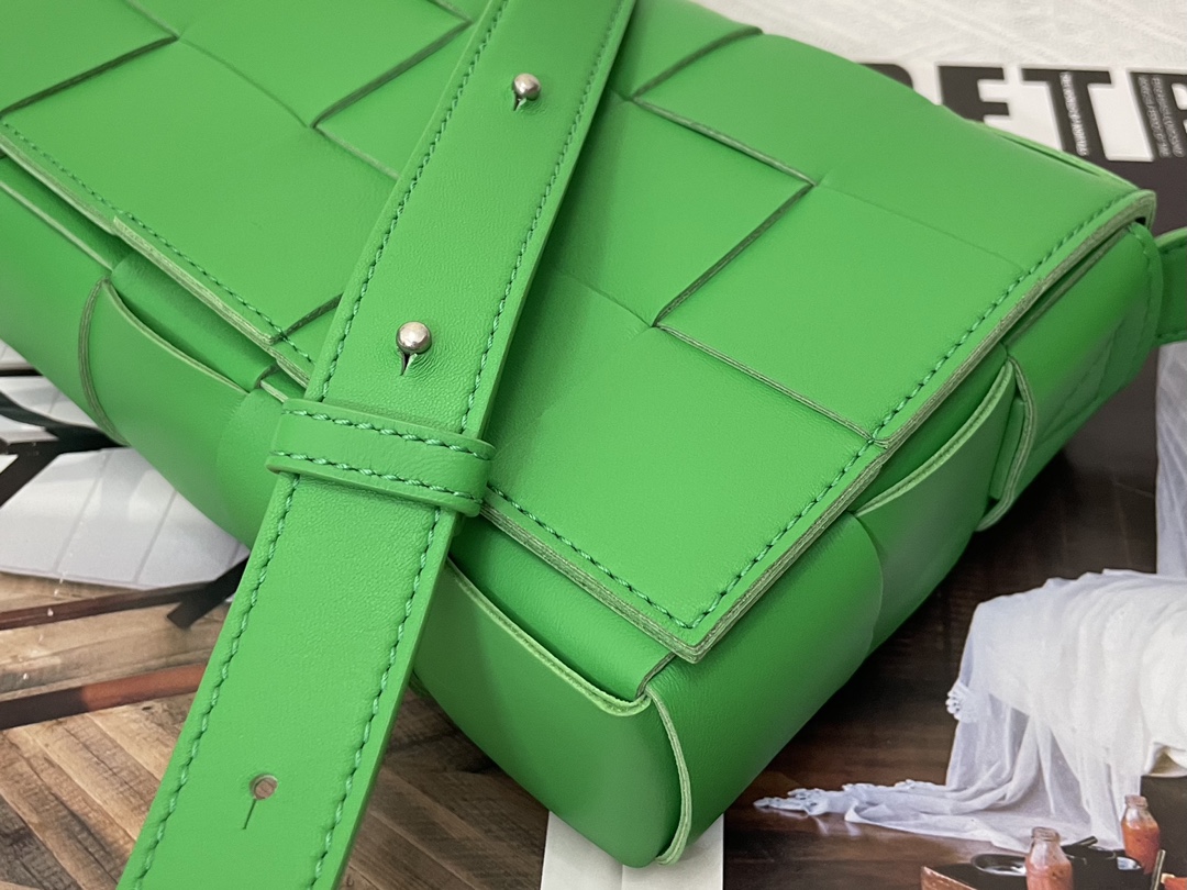 Cassette Intreccio Leather Cross-body Bag Green